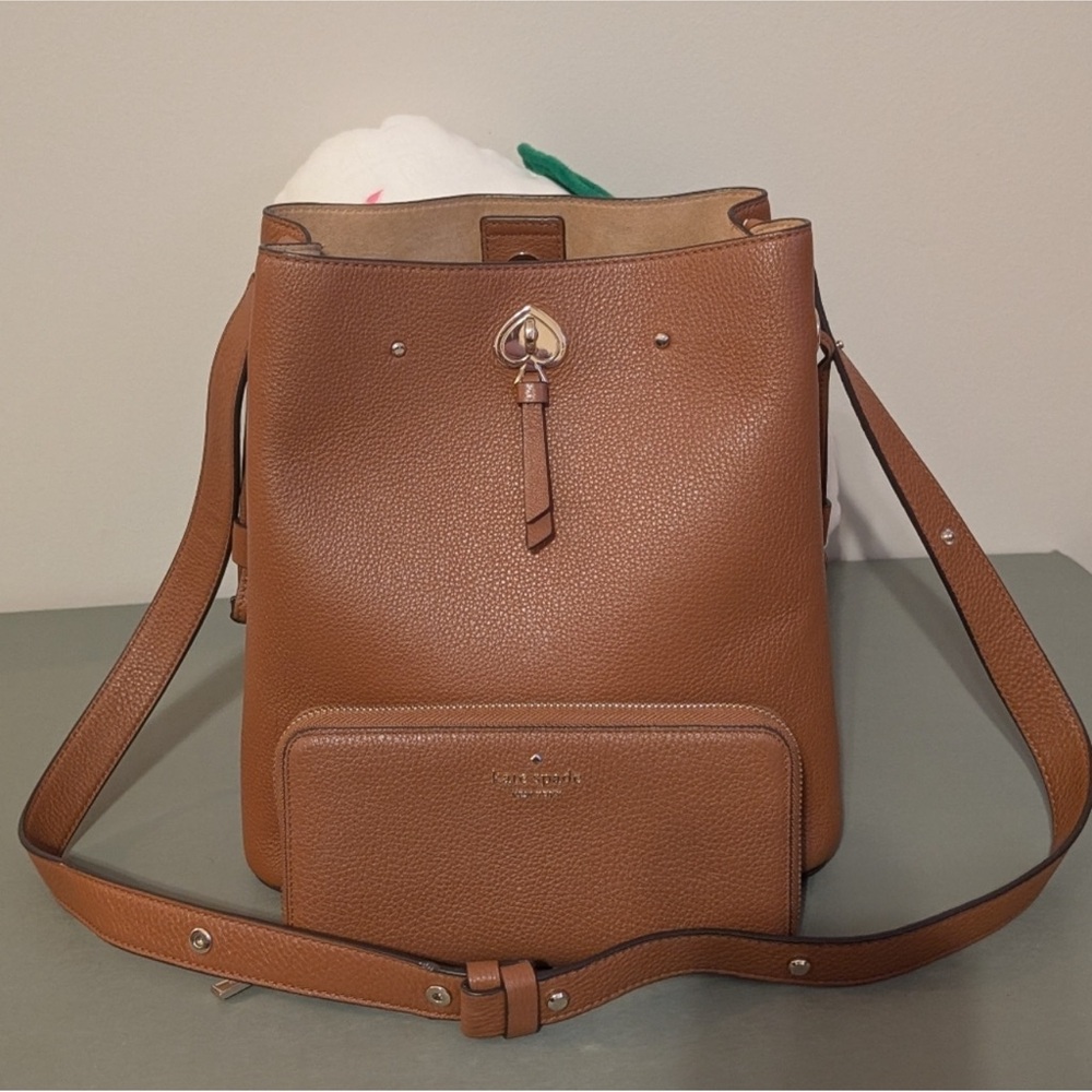 Kate Spade Tan Leather Bucket Bag and matching continental wallet 🧩